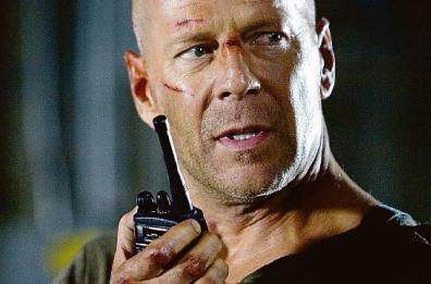 Il poliziotto John McClane alla caccia di pirati informatici intenzionati a colpire gli Usa