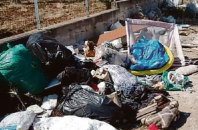 Bitonto, spazzino licenziato in tronco: «Stava abbandonando rifiuti in campagna durante il turno»