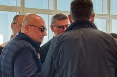 Caracciolo va in aeroporto: la laurea della moglie è falsa, ma lui fa finta di niente. Lo sfogo: «Sono stato tradito»