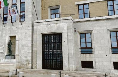 «Rubò soldi della Regione con falsi rimborsi», accusa di peculato per ex funzionario dell’Avvocatura