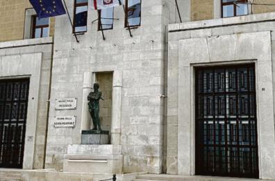 Emiliano sfida il Consiglio sulla sanità: «Approvate la legge o sui pugliesi pioveranno nuove tasse»