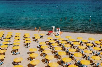 L’assalto al mare in Puglia: primi bagni e tanti turisti nonostante i collegamenti. Ma a Castellaneta Marina operatori in rivolta