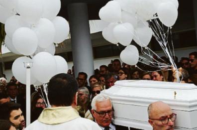 Barletta abbraccia il piccolo Checco: una bara bianca e tanti palloncini per il bimbo morto cadendo dalla bici