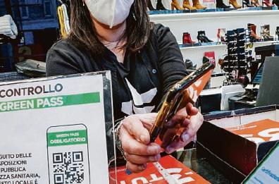 Falsi green pass venduti a 350 euro: venti pugliesi nei guai