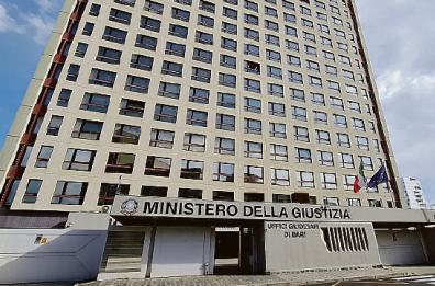 Morto dopo un «massaggio», nel cellulare del 50enne barese la verità su quello che accadeva nel centro