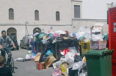 Incuria e rifiuti in pieno centro a Bari: cassonetti strapieni nella Città Vecchia, a Murat e Madonnella