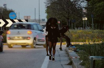 Prostituzione a Bari, una «normalità» tra i marciapiedi del San Nicola. La storia di Claudia: «In strada dopo il licenziamento»