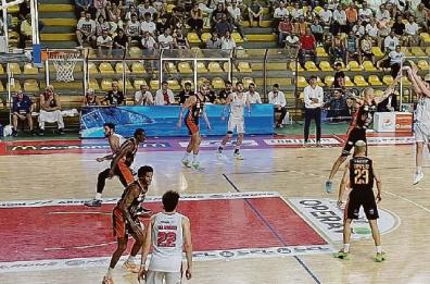 Basket, la Crifo Ruvo entra nella storia: vince e vola in serie A2