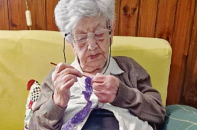 Un tappeto di 60 metri fatto all’uncinetto: ecco l’impresa delle sarte di Crispiano. Tra loro anche nonna Mina di 103 anni