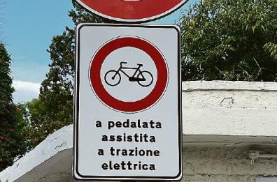 Banda di ragazzi circonda agenti della polizia locale a Corato: volevano passare con la bici elettrica