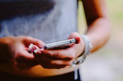 Denunciò i genitori che le avevano tolto il cellulare, archiviata l'inchiesta. Il gip: la 13enne non è credibile