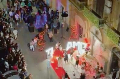 Bari, intero isolato al Libertà bloccato per una serenata neomelodica: musica napoletana, cuori e fuochi d’artificio