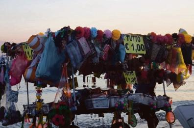 Spiagge della Puglia in mano a vu cumprà violenti: liti a sprangate tra turisti terrorizzati
