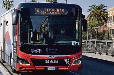 Sdegno a Taranto: «Malore in bus, 25enne straniera ignorata da tutti i passeggeri»