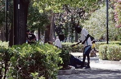 Piazza Umberto a Bari, la denuncia dei residenti: «Noi prigionieri in casa. Si drogano con il crack a tutte le ore»