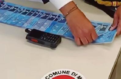 Mola di Bari, donna denuncia auto in sosta nel posto disabili e viene beccata con un permesso falso: era del padre defunto