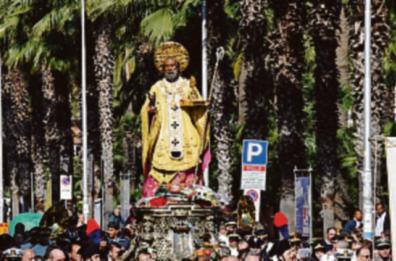 Cade sulla cera del corteo di San Nicola e si frattura, assolto il Comune: «La donna doveva stare più attenta»