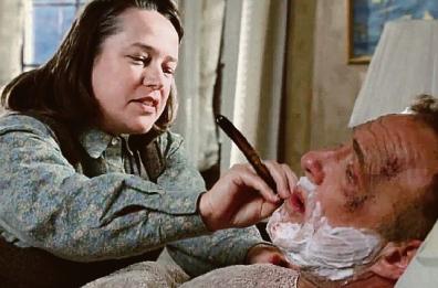 Un romanziere di successo sorpreso da una tormenta si ritrova prigioniero di una fan