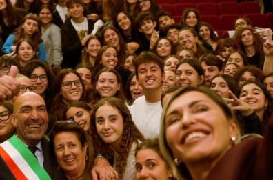 Il Liceo Socrate a Bari spegne 50 candeline: la festa con gli ex studenti, ci sono anche Leccese e Serena Brancale