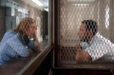 La vita di un docente di filosofia viene radicalmente sconvolta dalle accuse di stupro e omicidio