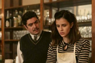 Un ristoratore reduce di guerra e una misteriosa cameriera in un dramma sentimentale Un ristoratore reduce di guerra e una misteriosa cameriera in un dramma sentimentale