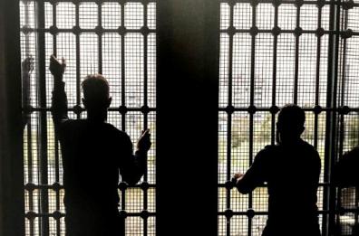 Telefonini e sim in cella a Bari: in 18 vanno a processo