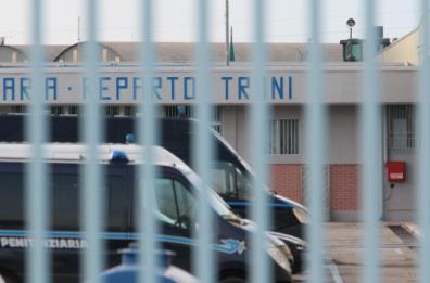 «Manca pure l’acqua calda»: rissa nel carcere di Trani