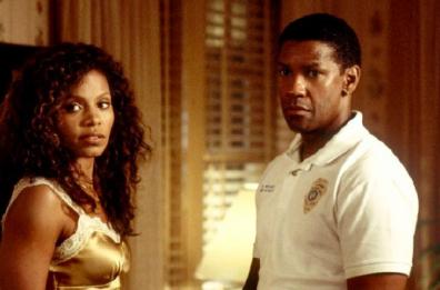 Un poliziotto integerrimo si ritrova in una vicenda oscura che rischia di travolgerlo