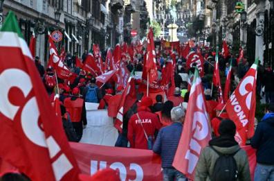 Sciopero generale, Cgil in corteo a Bari: disagi per i trasporti. Landini: «Salari in ginocchio»
Sciopero generale, Cgil in corteo a Bari: disagi per i trasporti. Landini: «Salari in ginocchio»