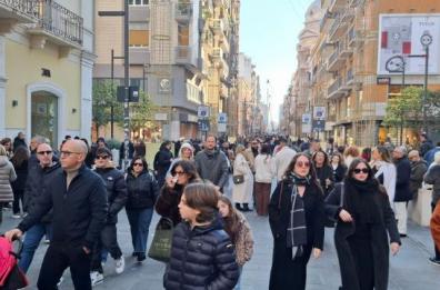 Shopping natalizio da record a Bari: il traffico manda il centro in tilt
