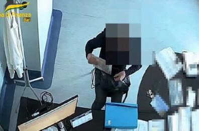 Tangenti all&rsquo;Asl di Bari, all&rsquo;impiegata Sciannimanico restituite 3 delle borse di lusso sequestrate in casa