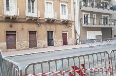 Taranto, stabile a rischio crollo dopo le forti piogge: sgombero in via Pupino. E intanto via Di Mezzo si sbriciola