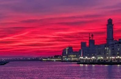 Un'alba rossa sul Lungomare di Bari: ecco la foto del giorno 