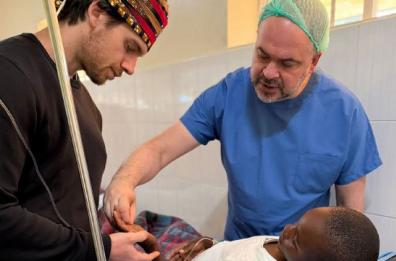 Da Martina Franca al nord del Kenya per prendersi cura delle cicatrici di adulti e bambini vittime di ustioni: la storia di Giovanni Marangi