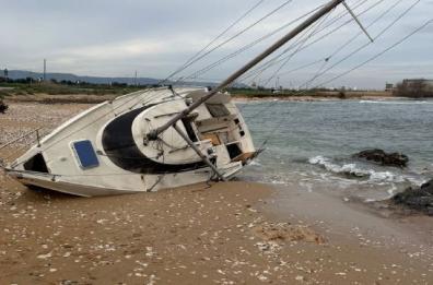 Il mistero della barca spiaggiata tra Savelletri e Torre Canne: ipotesi migranti dalla Turchia