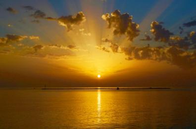 Il 14 marzo si celebra la Giornata nazionale del paesaggio: l'omaggio all&rsquo;alba di Bari nella foto del giorno 