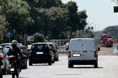 Bari, niente parcheggi e traffico in tilt: cos&igrave; viale della Costituente &egrave; nel caos