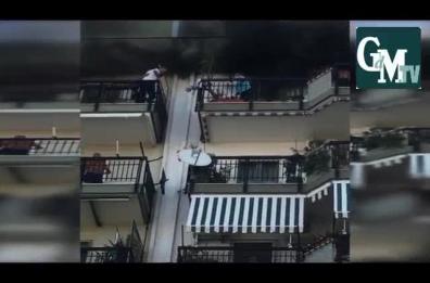 Bari, incendio e paura a Japigia. Le grida, il salvataggio e le testimonianze