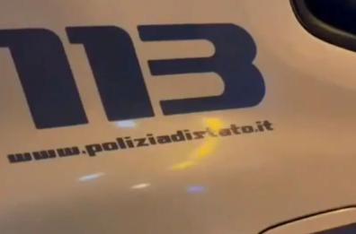 Napoli, marito la ferisce con un coltello ma lei reagisce e lo uccide