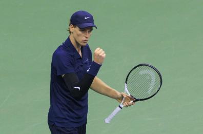 Sinner piega Auger-Aliassime, finale con Alcaraz all’Us Open