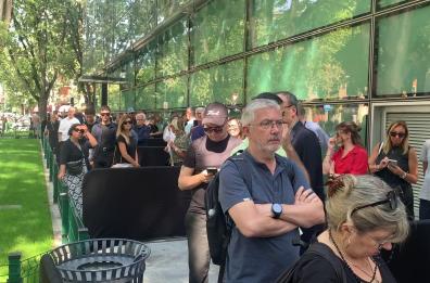 Folla in fila a Milano per Giorgio Armani "Lascia tanto amore"