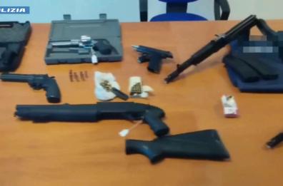 Arrestato un latitante nel siracusano, aveva arsenale in un covo