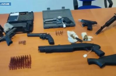 Arrestato latitante nel siracusano, aveva arsenale nel covo