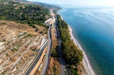 Statale 106 in Calabria, assegnati a Webuild ed Eteria due nuovi lotti Statale 106 in Calabria, assegnati a Webuild ed Eteria due nuovi lotti