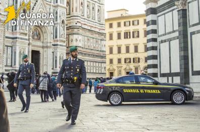 Firenze, scoperto un sistema di contrabbando per oltre 100 milioni di euro Firenze, scoperto un sistema di contrabbando per oltre 100 milioni di euro