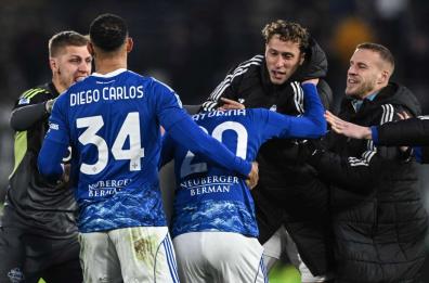 Baturina salva il Como nel recupero, col Bologna finisce 1-1