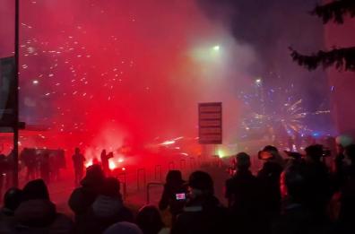 Corteo a Milano, petardi e fumogeni contro la polizia: le immagini