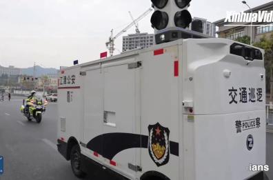 In Cina auto della polizia senza conducente pattugliano le strade In Cina auto della polizia senza conducente pattugliano le strade