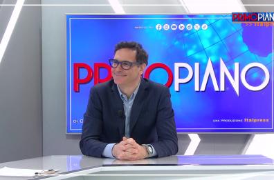 "Il peso della terra", un viaggio nelle materie prime con Francesco Vecchi