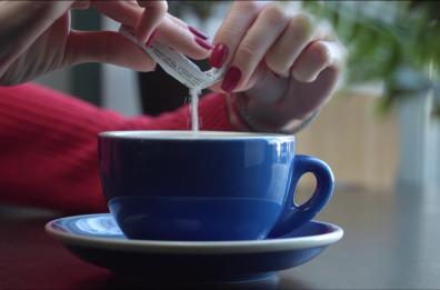 Microplastiche nello zucchero, oltre mille particelle nelle bustine da bar